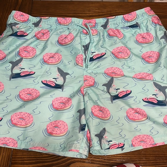 2 Pair of Mens XXL Swim Trunks with stylish patterns - Picture 2 of 8